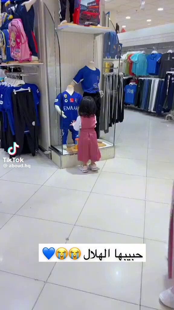 صغيرة لاتعرف المجامله ولاالتمثيل نطقت عينيها وحواسها قبل لسانها تحب نادي الهلال السعودي