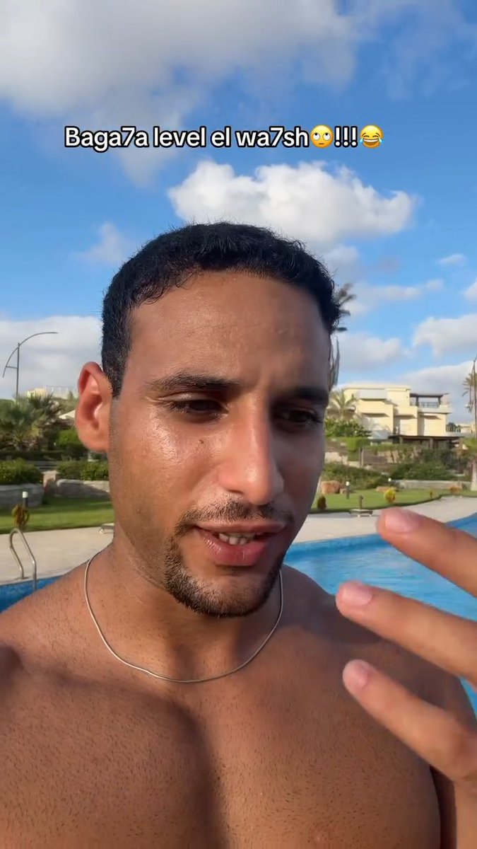 الشاب ده شاف بنتين ليسبنز/Lesbians فى البحر فى مراسي تحديدا فى club house beach وبيسأل ازاى ده يحصل قدام الناس عادي كده ومحدش بيعترض .. - اولا معرفش جاب منين تأكيد انهم ليسبنز أكيد مش بيعملوا شكس فى البحر .. وارد يكونوا صحاب ودى طريقة هزارهم مع بعض الطبيعية - ثانيا حد علمي عورة الرجل "ما بين السُّرة والركبة" ازاى بينزل البحر وسط الناس بصدر عريان وشورت فوق الركبة ويكشف عورته ؟ مش خايف تفتن بنت وتشيل ذنبها؟ — ليه الناس بتحب ديما تطبق الدين على مزاجها وحسب رغباتها؟ اذا انا بعمل ذنب عادي اتس فاين بس لو شفت غيري بيعمله اطلع انتقد واستغرب؟
