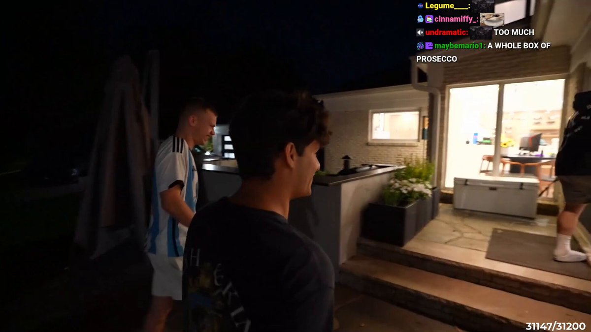 StableRonaldo &amp; Jynxzi had a wholesome first interaction with LosPollos’ dad “Wad” after finally meeting him on stream and instantly giving him a hug ❤️🔥