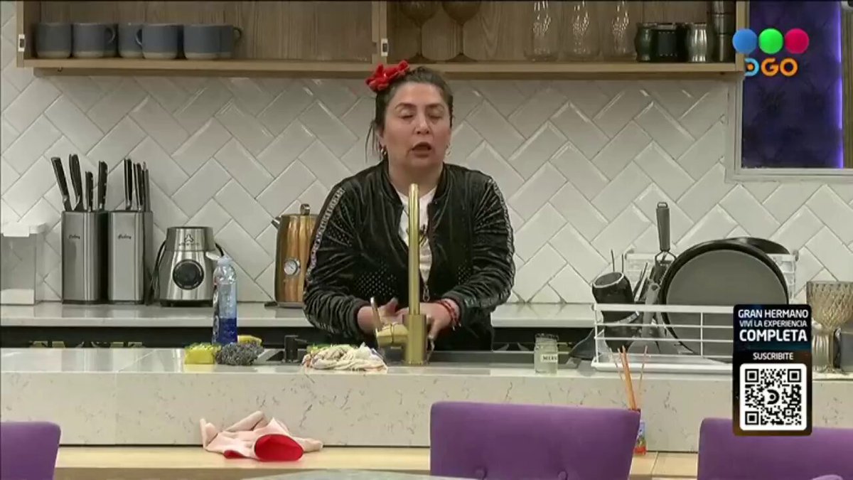me encanta que Pincoya aproveche cada segundo de cámara en esta placa negativa mientras que Yipio esta durmiendo 😭 realmente de la cama al sillón y del sillón a la cama, YIPIO AL 9009 #GranHermano
