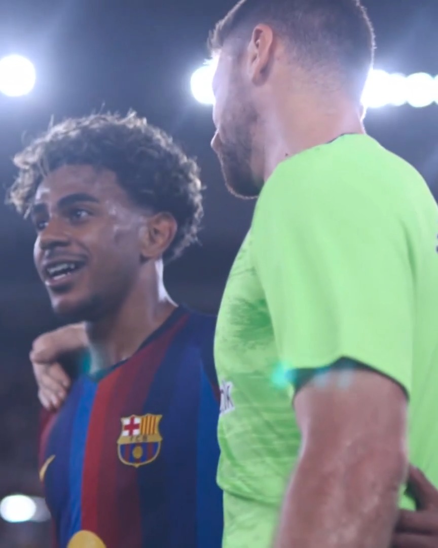 🫂 El abrazo de los campeones del mundo. LALIGAEASPORTS | BarçaAthletic | LALIGAHighlights