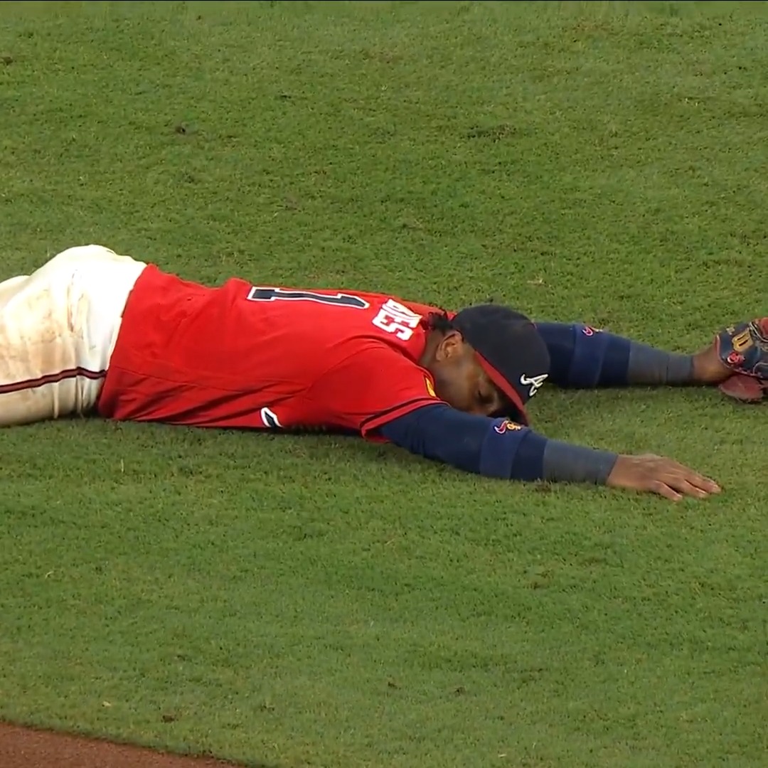 Ozzie Albies ends the game and takes a well-earned breather 😭