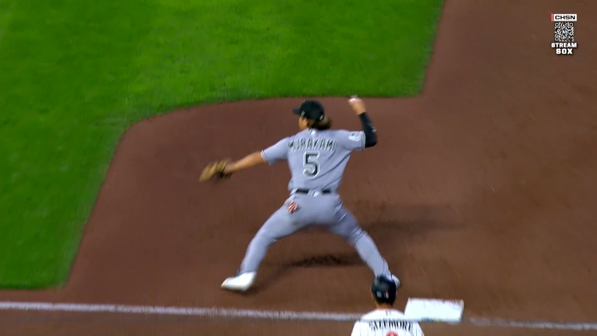 Great instincts from Munetaka Murakami to turn the double play!