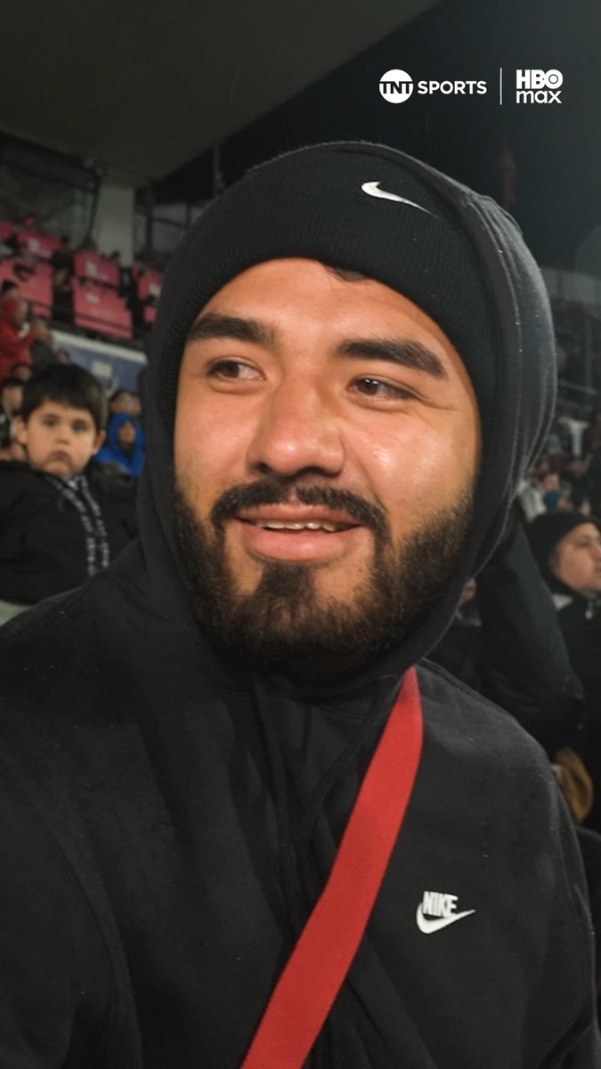 ✈️🇲🇽🤯 ¡DESDE MÉXICO POR VOZINHA! Manuel Escobedo, hincha de #ColoColo tomó un vuelo a Chile sólo para ver el debut del portero de Cabo Verde con los Albos. Además de elogiar a nuestro país, destacó a la hinchada del Cacique y le dedicó estas palabras a su ídolo chileno: Arturo Vidal. PD: Les pedimos disculpas a sus pacientes, su doctor ya estará de regreso 🤣🦷 ¡Disfruta la #LigaDePrimeraMercadoLibre 2026! Suscríbete a #TNTSportsenHBOMax 📲