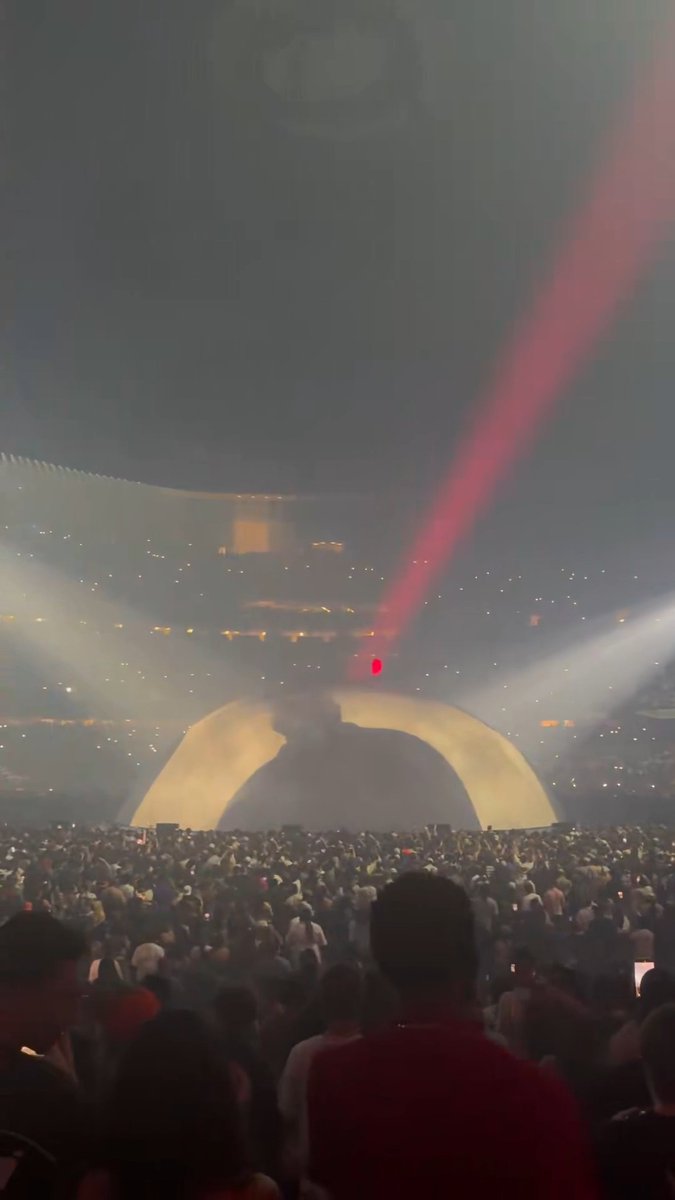 Ye lets the crowd take over as fans sing “Heartless” word for word during his New Orleans performance. 😭🔥 #IKONPresents
