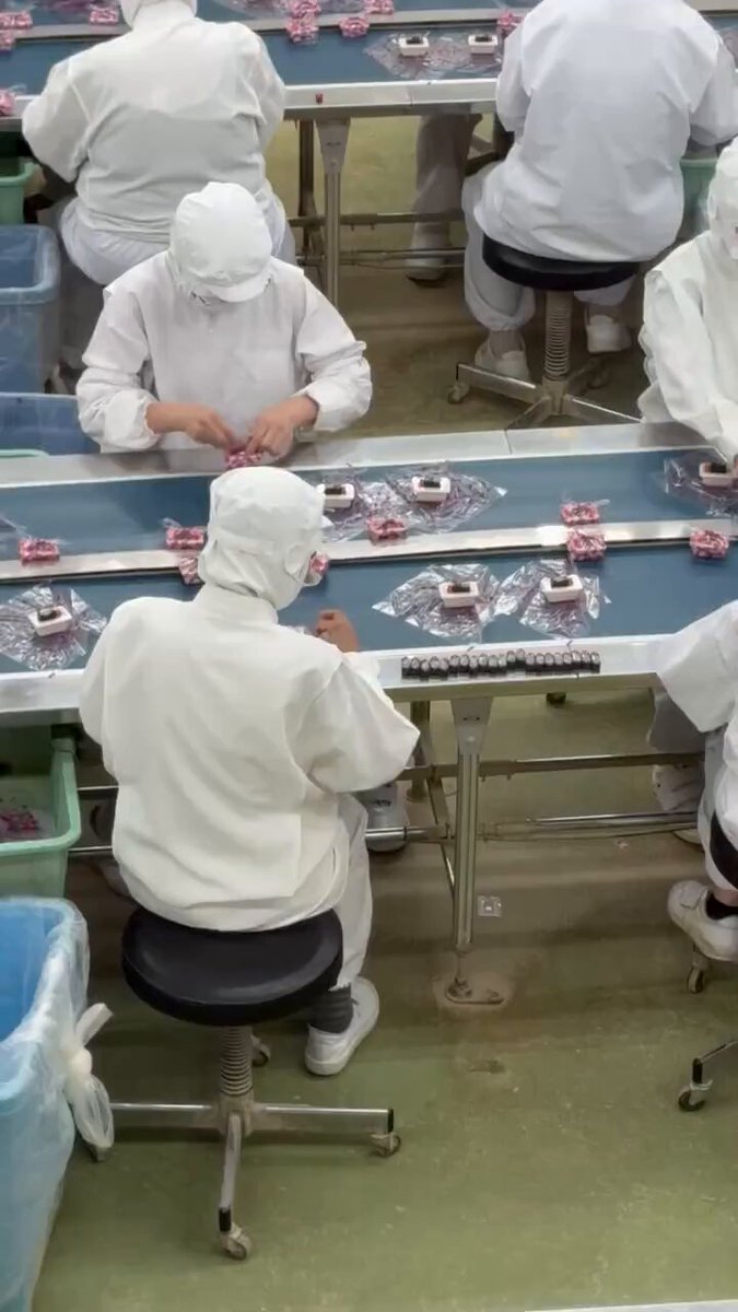 いつロボットに置き換わるのかね？ 昨日、信玄餅の工場見学行ってきたんだけどこれがロボットに置き換わるのってどのくらいのお金必要なんだろうね。投資を考えると当面は人の方が安そうだよね。 写真はHPより、動画は撮ったよ。