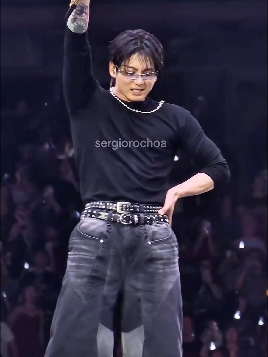 this fancam of jungkook singing ‘arirang’ is perfect
