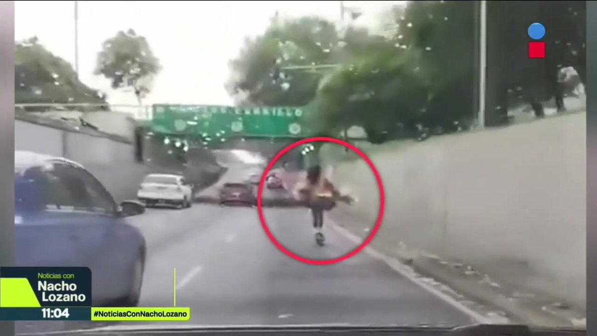 Sin casco y con bastante carga, esta persona circuló un #scooter eléctrico, sobre Viaducto Río de la Piedad, a la altura de la colonia Asturias, en la #CDMX.