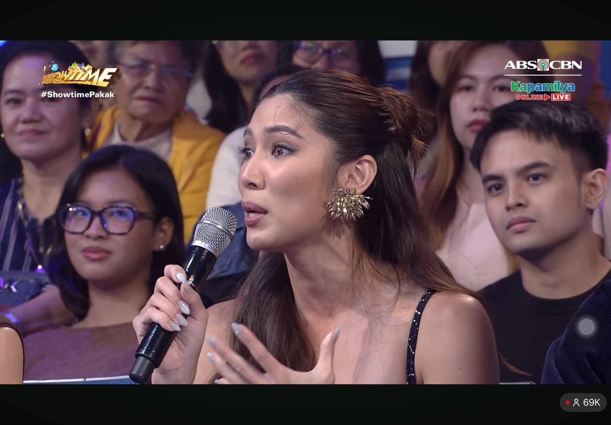 "Saan mapupunta yung pagmamahal kung yung taong mahal mo ay wala na?" Nicole cordoves natagpuang nangangain ng mic. Pero sino yung kuya na naka black sa likod? For research purposes lang hahaha #ItsShowtime