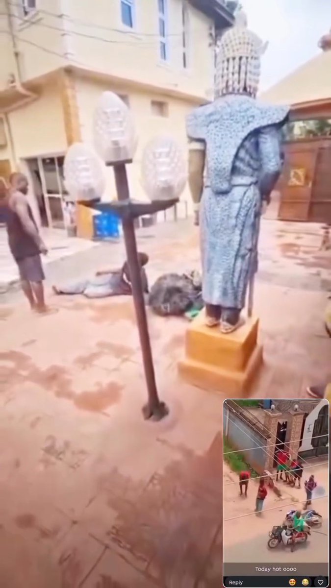 The masquerade seen in a viral video fløgging a passerby in Nnewi, Anambra State, has been apprehended. The individual behind the masquerade has reportedly been made to face punishment for his actions after fløgging a passerby on the head with a cane.