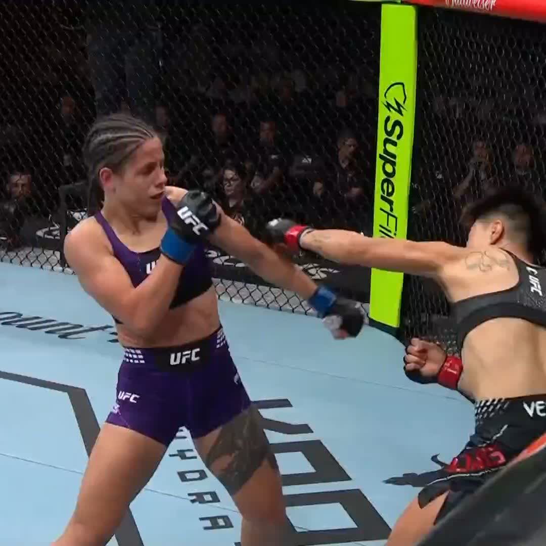 VEAN ESA PATADA 👀 De las mejores patadas que se han visto este año ‼️ #UFCShanghai | Ver en vivo por Paramount+ Deportes