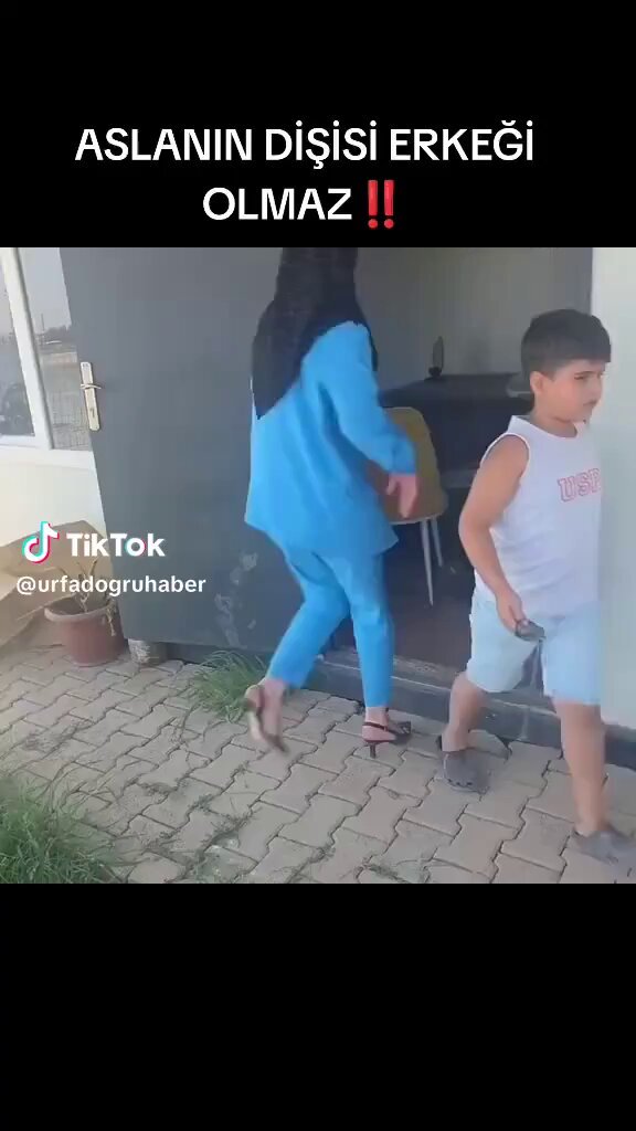 Akçakale Belediye Başkanı Abdulhakim Ayhan bey, yine gündemde. Başkan senin başın beladan hiç mi kurtulmayacak. Bir insanın ismi 2 yılda bunca olumsuz iddialara karışır mı? İlk olarak YKS sınavına giren çocuklarının kopya düzeneği ile yakalandığı iddia edildi. İkincisi katıldığın düğünde insan hayatını hiçe sayarak otomatik silahla havaya rastgele ateş ettiği görüntüler çıktı. Üçüncüsü makam aracında sınır kapısından kaçak yollarla Türkiye’ye sokulmaya çalışılan yabancı uyruklu bir şahsın yakalanması. Şim di de kadın muhtarın yerinin yıkılması ve kadını tepkisi. Vallahi ben yazarken yoruldum. Recep Tayyip Erdoğan AK Parti Mustafa ÇİFTÇİ Ahmet Büyükgümüş M.İlhami GÜNBEGİ Hakan AKSU 🇹🇷