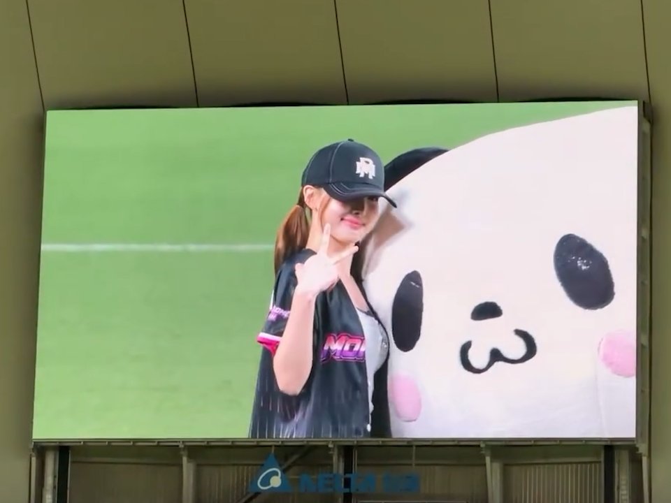 THE MASCOT CUDDLING AGAINST NAYEON AND THE OTHER MASCOT GETTING JEALOUS TOUCHING WHERE NAYEON TOUCHED 😭😭