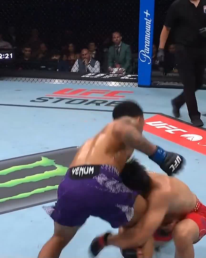 DON'T BE SILLY 🪿 Andre “Mascote” lima jumped the gilly and landed the mounted sub at #UFCShanghai!!