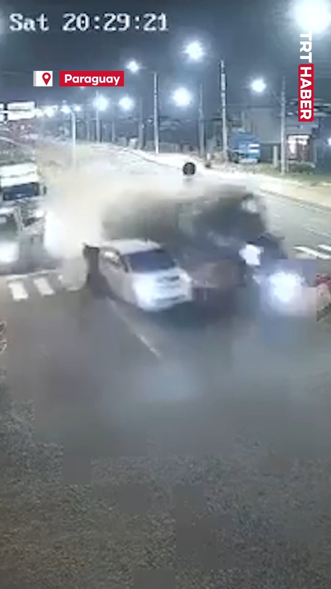 Paraguay'da freni boşalan kamyon kırmızı ışıkta bekleyen araçlara çarptı. 6 kişi hayatını kaybetti, 9 kişi yaralandı.