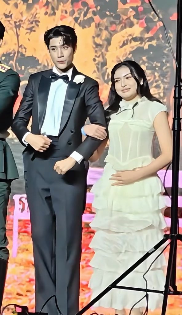 ถามน้องศาว่าขอคล้องแขนได้ไหมค้าบบ ศาก็ยื่นแขนให้ แต่สุดท้ายสตาฟไม่ให้ ฮือ ขอบคุณต๋าน้า หม่ามี๊รักหนู 🐰🤍 ( #ongsacelcius 👶🏻 ) ARUNRUNG WITH INNONGSA #ArunrungFinalwithInnOngsa #innongsa #อินองศา #อรุณรุ่ง 🌅