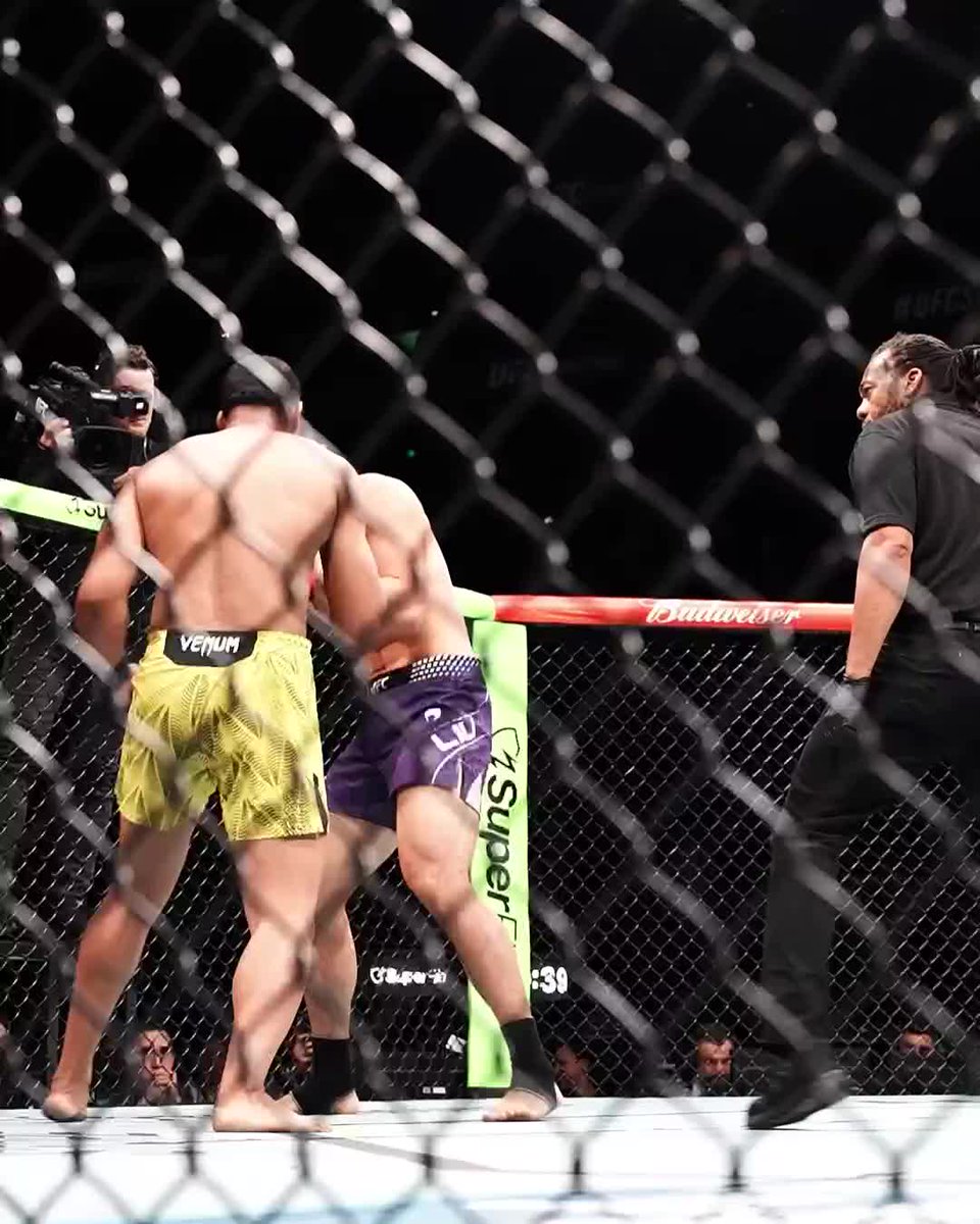 STUNNING KO HAD THE CROWD LOSING THEIR MINDS Liu Ce put on an absolute show at #UFCShanghai!