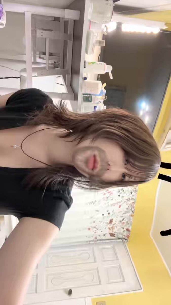 あまりにも顔が盛れなかったんだけど、美容院行ってきた‼️ブリーチなしだと希望のカラーにはできなかったんだけど髪型が大成功🤩🤩