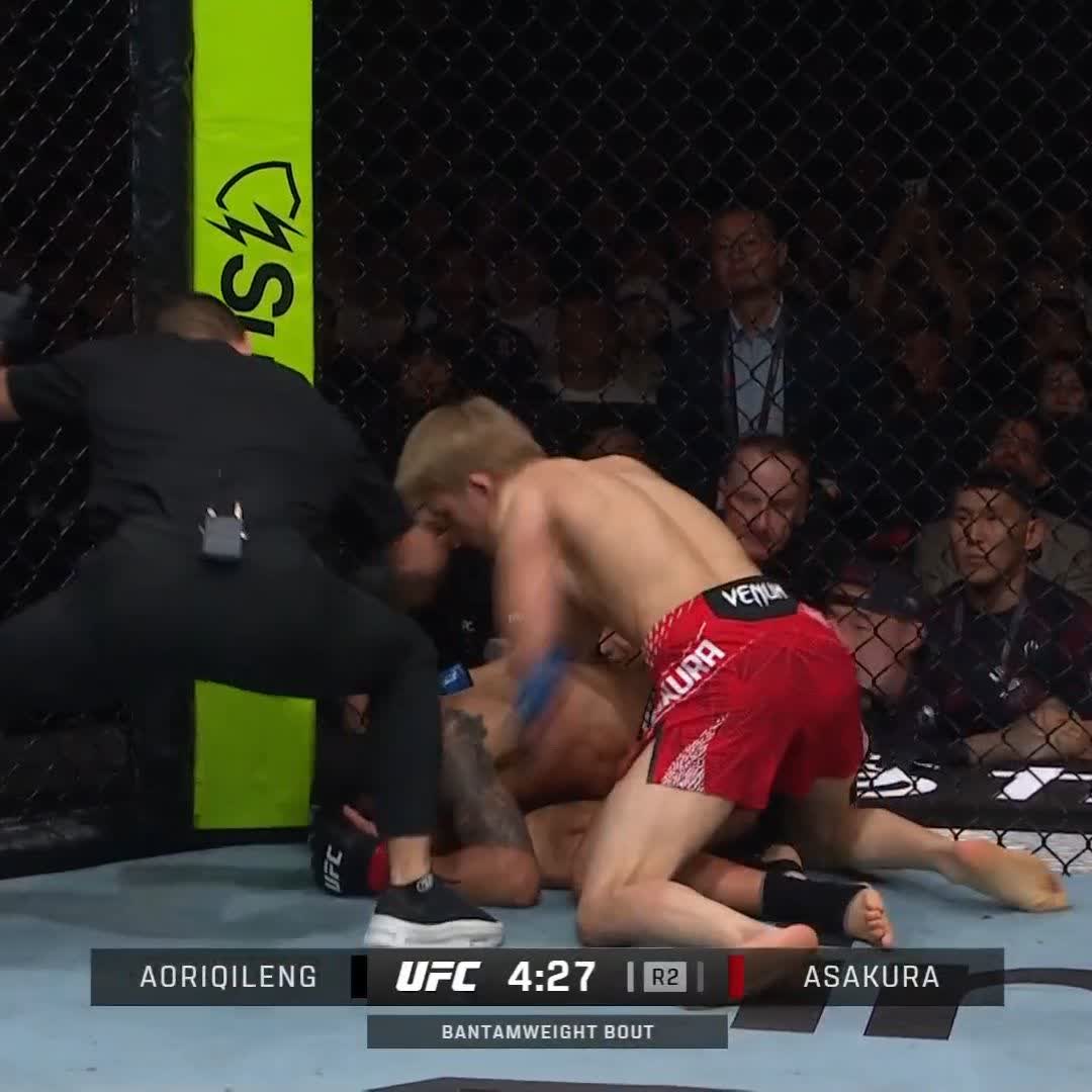 👊 Il a fait le travail ! Kai Asakura s'impose par TKO au deuxième round 📺 Regardez l’#UFCShanghai EN DIRECT sur 🇫🇷 la chaine Twitch de RMC Sport et 🇧🇪 VOOSport World