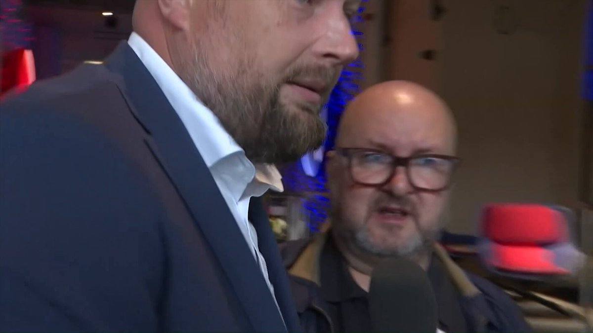 Poseł Koalicji Obywatelskiej zaczął uciekać i w pośpiechu trafił w nie te drzwi 🫣 Powód? Usłyszał pytanie Piotr Czyżewski z telewizji wPolityce.pl o kilkaset tysięcy złotych z pieniędzy publicznych na polityczną imprezę Rafała Trzaskowskiego.