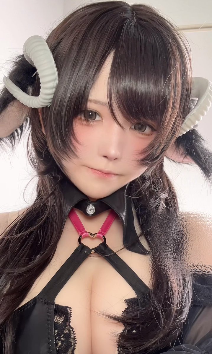 無加工でも太ももがむちむちすぎる成人女性が ファンティアに動画を更新