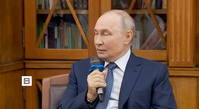 Путин рассказал, как на Северном полюсе косатки «едят» белых медведей «как мелюзгу». Он считает, что эта история должна помочь детям понять, почему Россия воюет с Украиной: Видео: «Вести»