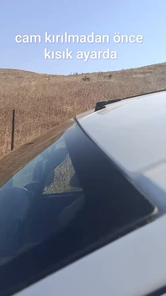 Aracına bas sistemi taktıran bir vatandaş, müziği kısık ayarda açmasına rağmen aracın cam ve tavanının nasıl zangır zangır titrediğini kayda alarak o anları paylaştı.