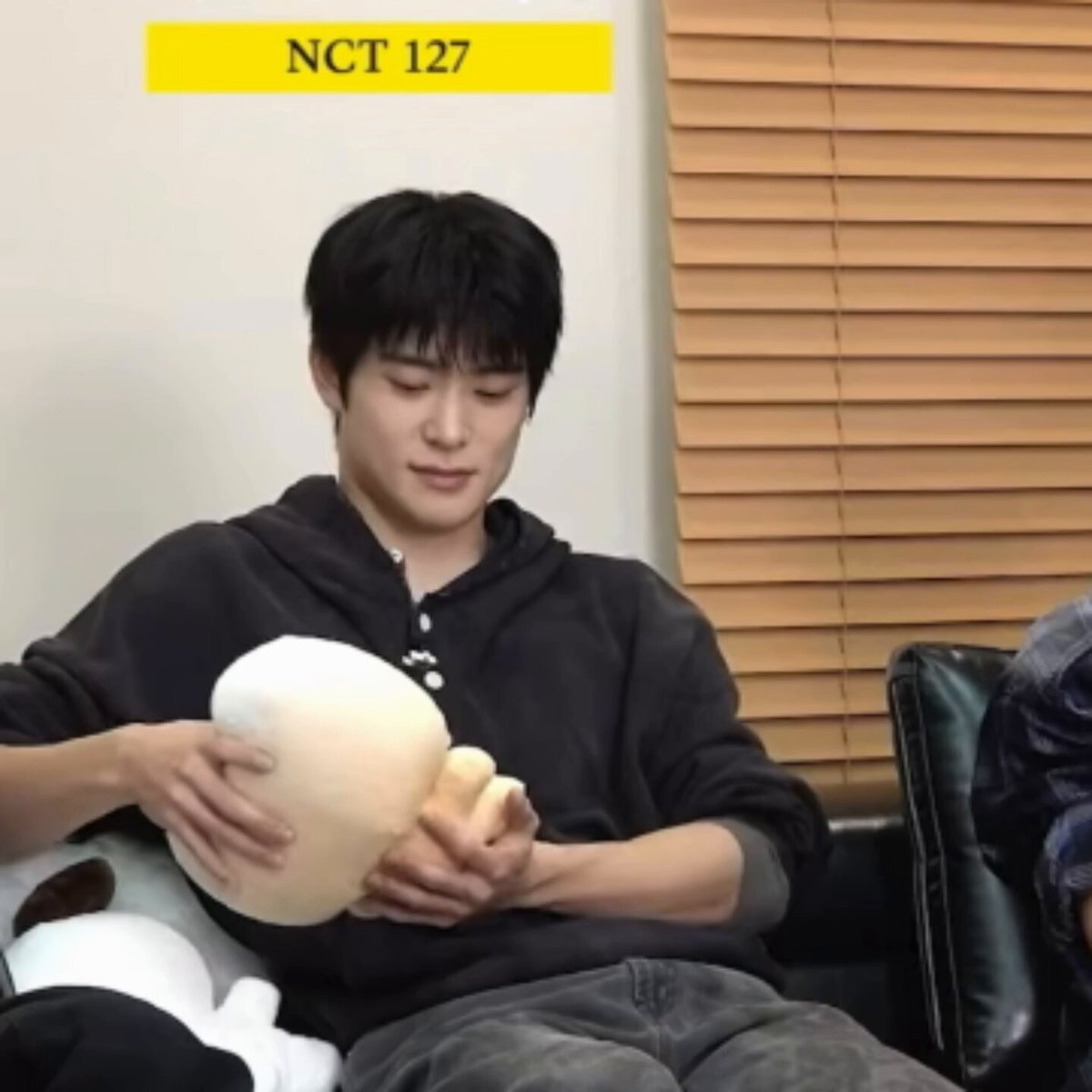why is jaehyun trying to fold dogungbbang into half doyoung please come back and save your daughter