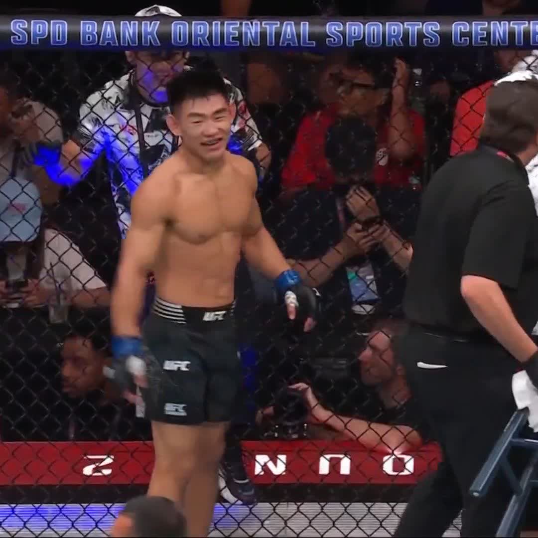 NOCAUT DE LOCURA 🔥‼️ Este nocaut no lo traten de entender 💢 Song Yadong noquea de forma brutal a Nurmagomedov #UFCShanghai | Ver en vivo por Paramount+ Deportes
