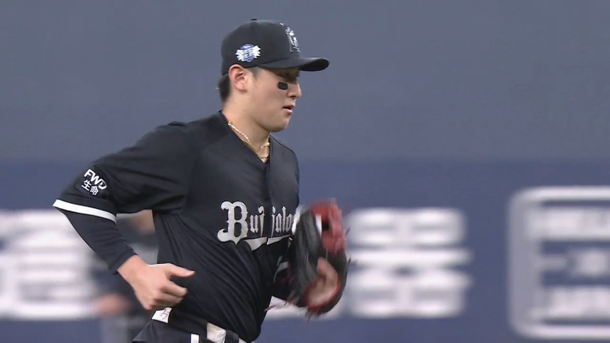 超絶グラブさばきで迷わずトス👀 #紅林弘太郎 が巧みな左手のグラブ操作で 俊足 #周東佑京 も封じて併殺完成💯💯💯 #Bs2026 #ベースボールLIVE で配信中[初月無料]