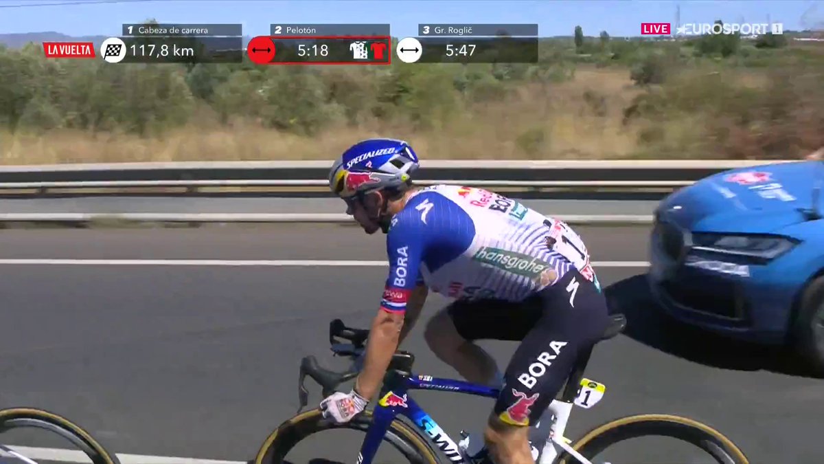 Primoz Roglic, principal rival de Enric Mas por el podio, se ha visto envuelto en un enganchón multitudinario en el arranque de la etapa. En la caída también se vio involucrado Pavel Sivakov, provocando que se retrase la salida del pelotón. #LaVuelta26 #LaCasaDelCiclismo
