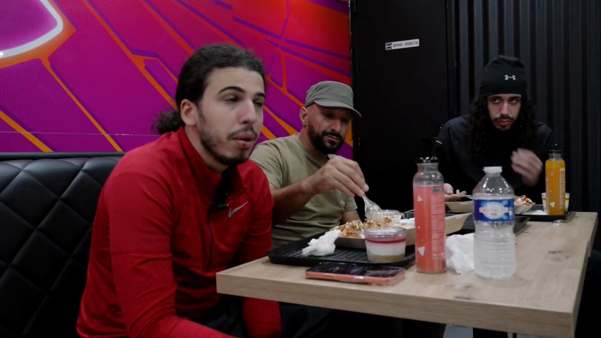 Rayan PSN en sponso avec Crousty One vient de citer la marque concurrente alors qu’il était en train de manger à l'intérieur de leur enseigne 😂 « C'est la première fois de ma vie que je mange un Tasty Crousty »