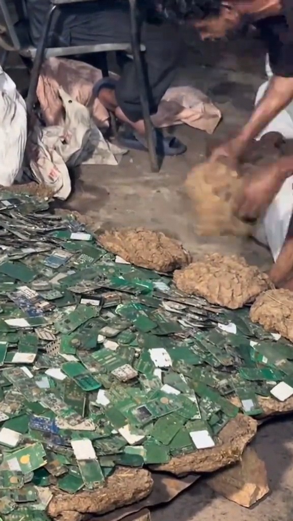 Extracting Gold from old mobile phones | Full process 👇