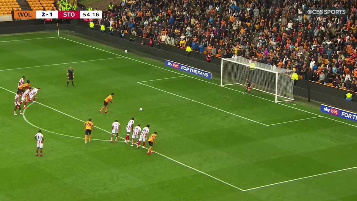 🚨🏴 RAUL JIMENEZ SCORES FROM THE PENALTY SPOT FOR WOLVES AGAINST STOKE. The Mexican striker now has 3 G+A in his first 3 matches in the EFL Championship. ❤️🔥🐺