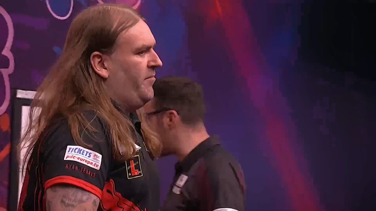 THE CHAMP IS OUT! ❌ Niko Springer will not defend his crown in Budapest! The German is defeated 6-4 by Ryan Searle in a match that lasted just 14 minutes! 📺 #ET11