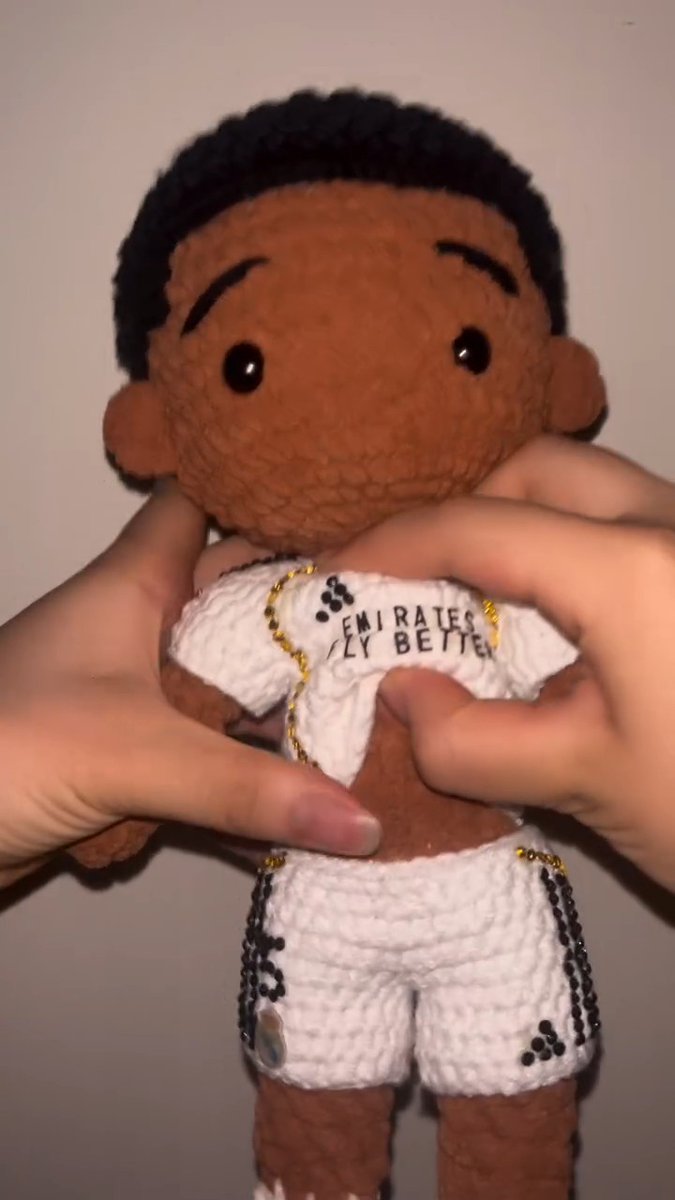 NOT THE JUDE BELLINGHAM PLUSHIE HAVING AN ENTIRE 8-PACK ARE YOU SERIOUS RIGHT NOW 😭😭