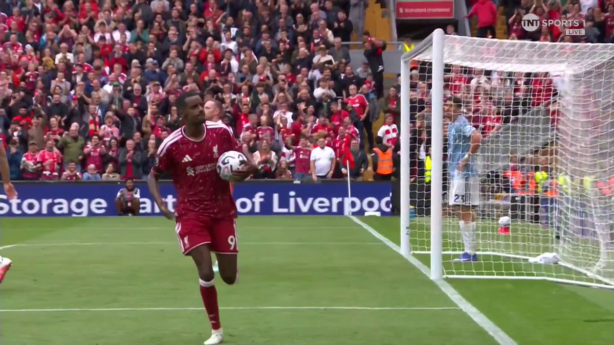 “We started the game pretty bad today.” 😬 Alexander Isak gives his assessment of Liverpool’s performance at Anfield. 🎙️ Jules Breach | 📺 TNT Sports & HBO Max