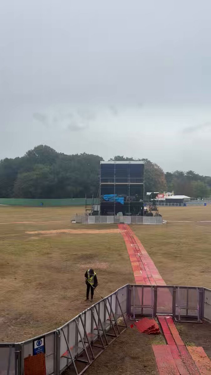 Wet one in Wythenshaw today with Courteeners The Coral let’s gooooo 🔥☔️☔️☔️