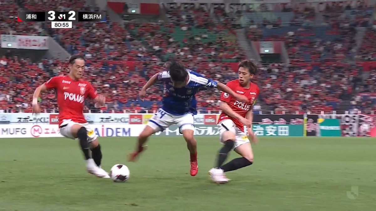 試合終盤81分、カウンターの場面を #宮本優太 のカバーリングと #渡邊凌磨 のプレスバックで阻止👏👏👏 #UrawaRedDiamonds #urawareds #浦和レッズ #matchplayback #WeareREDS #Jリーグ