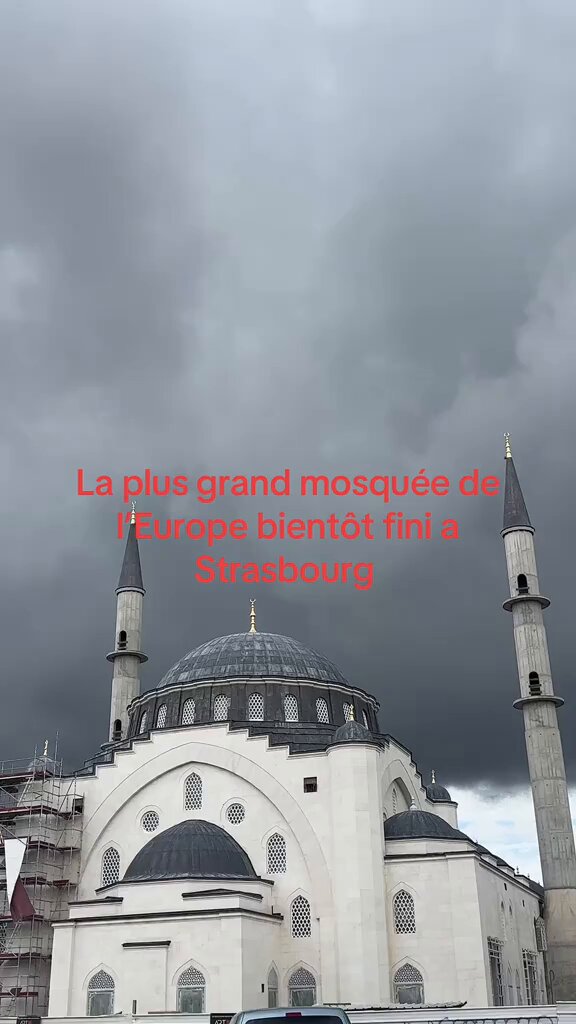 Tout est fin prêt. Vérification faire, le premier des 5 appels à la prière du muezzin à Strasbourg sera à 4 heures 44 le matin. 22H01 le soir. Elle pourra accueillir jusqu’à 3000 personnes. Je me suis laissé dire qu’ils étaient parfois nerveux en réunion, surtout le vendredi.