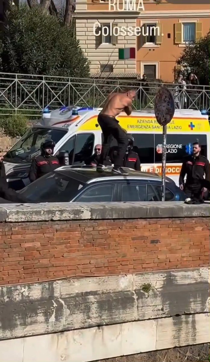Rome 🇮🇹 A foreigner in a frenzy subdued with a Taser amid applause from the crowd.