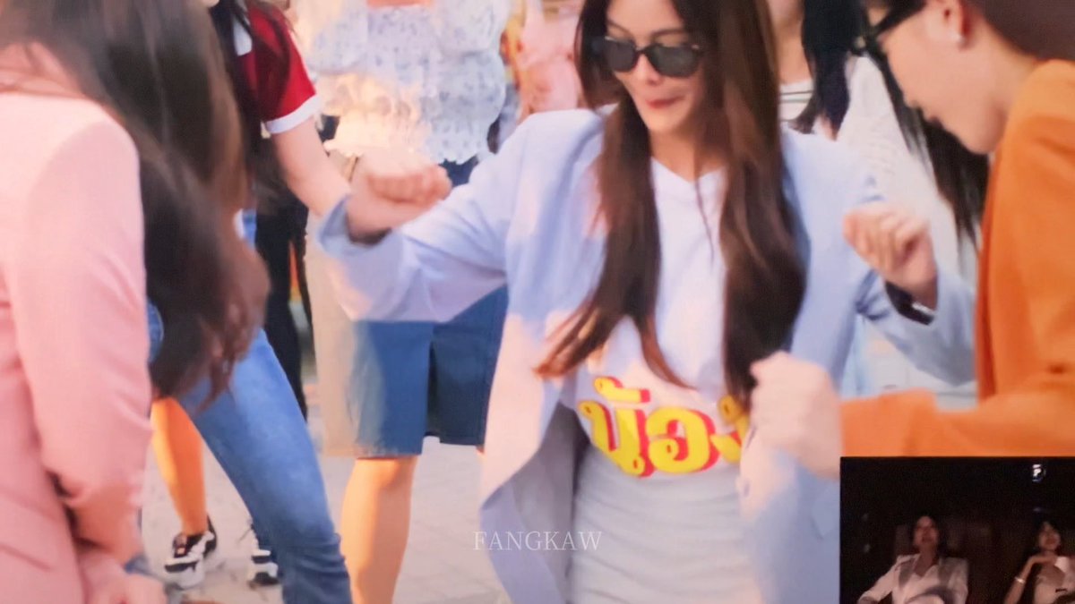 อะเนี่ย คนในโรงเหมือนได้ไปแห่ขันหมากด้วย แล้วท่าเต้นแต่ละคนอ่ะกุจะบ้า พี่น้ำ-น้องลดาเจ้าของโรงแรม คนที่กึงที่สุดในเรื่องแล้วดูเต้น 🤣 เค้าโตมาแบบไม่โดนยำได้ไงสนุกเกินเพื่อนมาก คู่ตายายชัดๆ แล้วไอ้ท่าควงผมอ่ะ ลั่นทั้งโรง😆 แบบพี่ฟ้าโว้ยยย #โซ่รักอัคนีตอนจบ #อิงล็อต #อิงฟ้ามหาชน