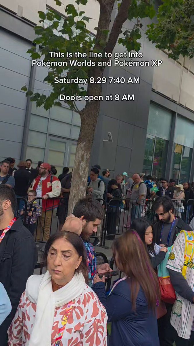 Keep me in your thoughts This is the line to get into the main event. #PokemonWorlds #PokemonXP