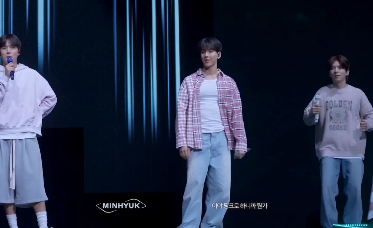 🐶 Since we're wearing pink, it doesn't feel like Monsta X concert 🐶 It feels like IVE concert... 🐝 *singing After Like* 🐹 Hyungwon's clothes for today has Kiiikiii vibes 🐢 *singing 404* This is so funny plsss