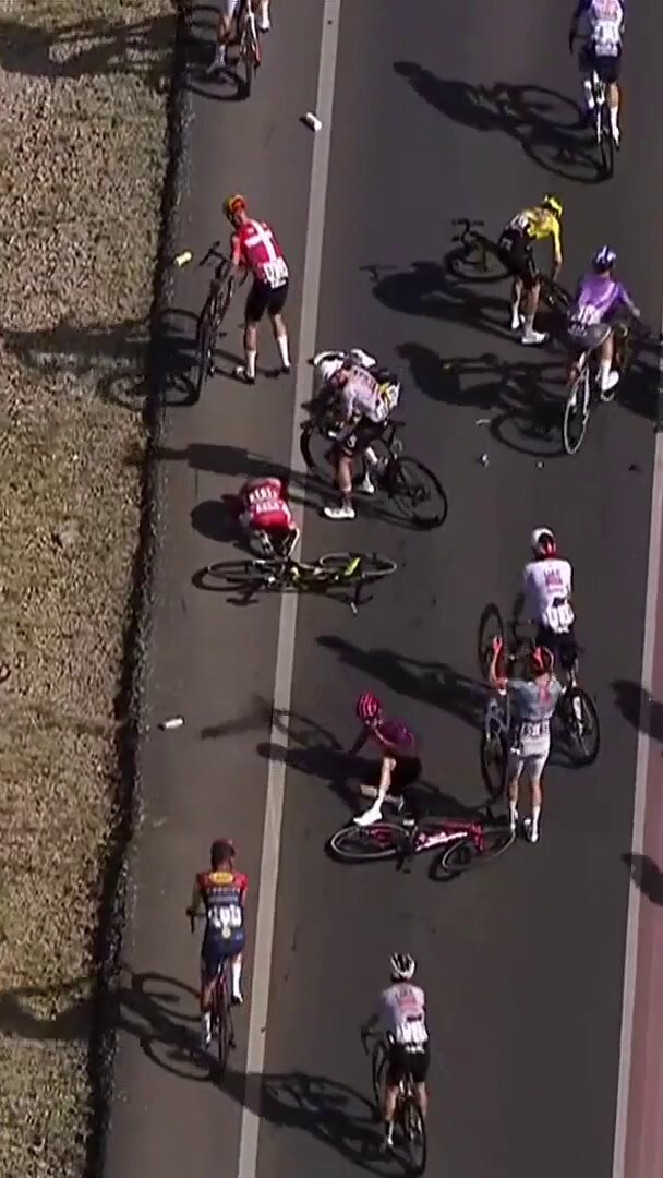 POGAČAR OUT OF LA VUELTA 💔 The race is over for the Slovenian following a crash after the intermediate sprint. Wishing Tadej a speedy recovery! 🙏
