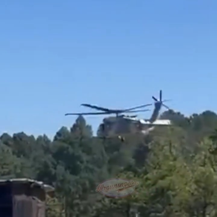 A Mexican air force UH60 Blackhawk helicopter reportedly had to make a "hard landing" earlier this week at El Salto military base in Durango. Some sources are reporting there was a cartel threat in the area at the time but the Mexican air force has stated it was due to a "loss of power." Fly accordingly... 🚁 #mexico #durango #blackhawk #UH60 #mexican #airforce #elsalto #cartel