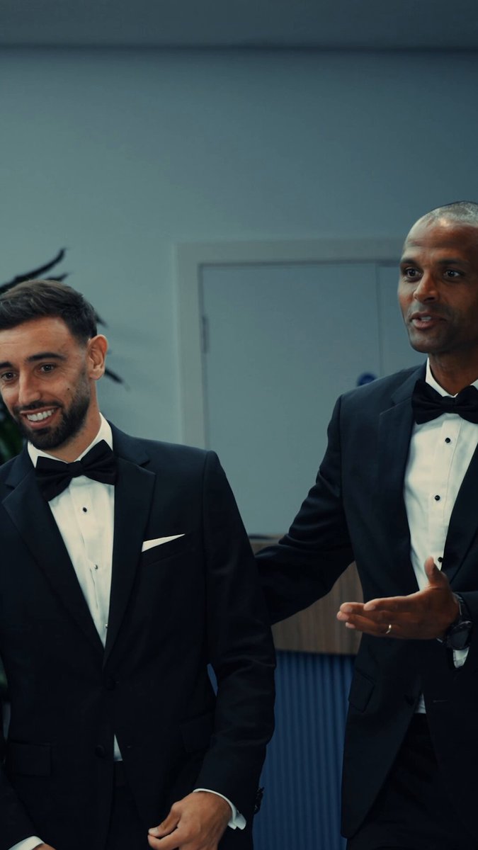 Bruno's first look at his prize. 🏆 🤝 PFA CEO, Maheta Molango. Go behind the scenes on PFA Awards night with the Manchester United star. ➡️