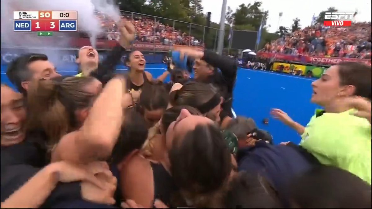 🇦🇷🏆 ¡¡SON HISTORIA PURA!! ¡SOFI CAIRO MARCÓ SU PENAL Y LAS LEONAS SON CAMPEONAS DEL MUNDO POR TERCERA VEZ EN SU HISTORIA! ¡LA TERCERA ESTRELLA LLEGÓ PARA EL HOCKEY FEMENINO! 🇦🇷🏆 📺 Todos los partidos de #HWC2026 en Disney+ Plan Premium