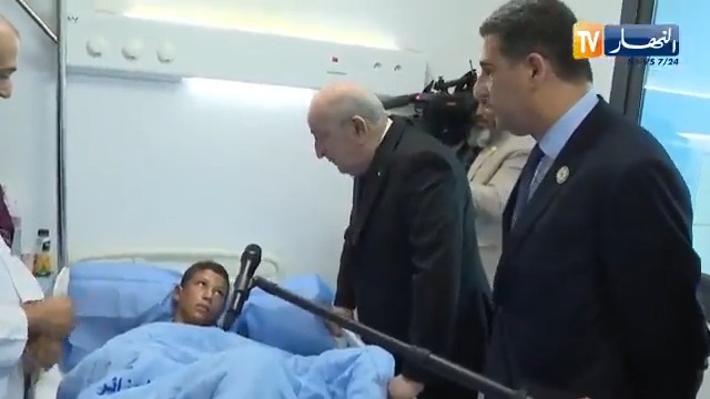 رئيس الجمهورية #عبد_المجيد_تبون يتفقد المصابين بالحرائق الذين تم إجلاؤهم من ولايتي #جيجل و #بجاية بمستشفى #زرالدة🇩🇿