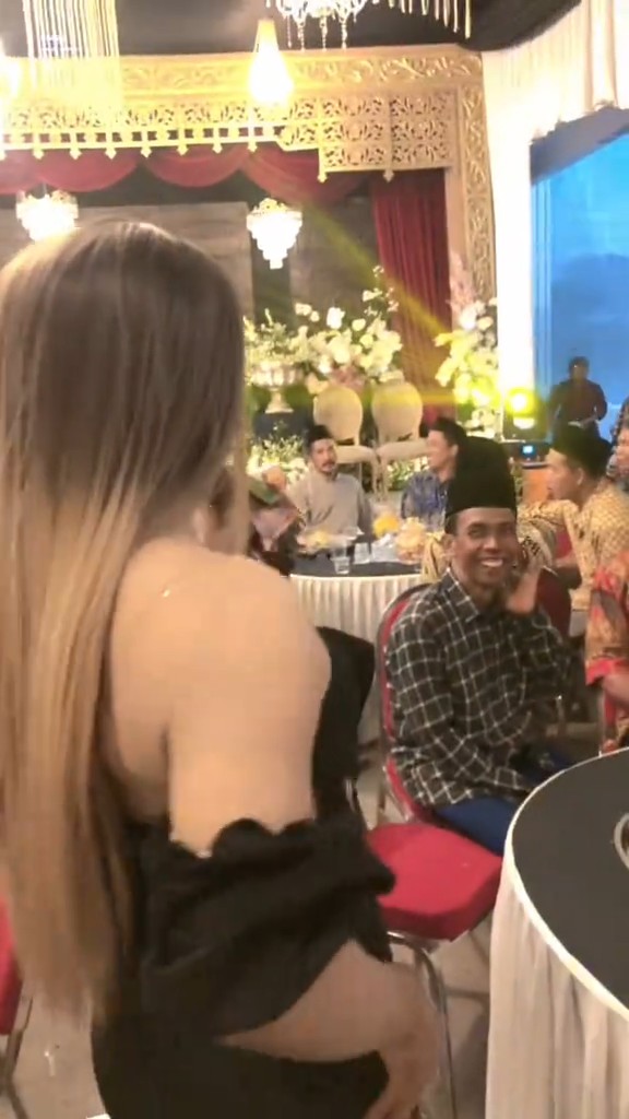 Magdalena Safara, entah kenapa namanya khas biduan dangdut banget. Itu dia nyodorin tangan bukan mau ngajak salaman loh tapi minta disawer.